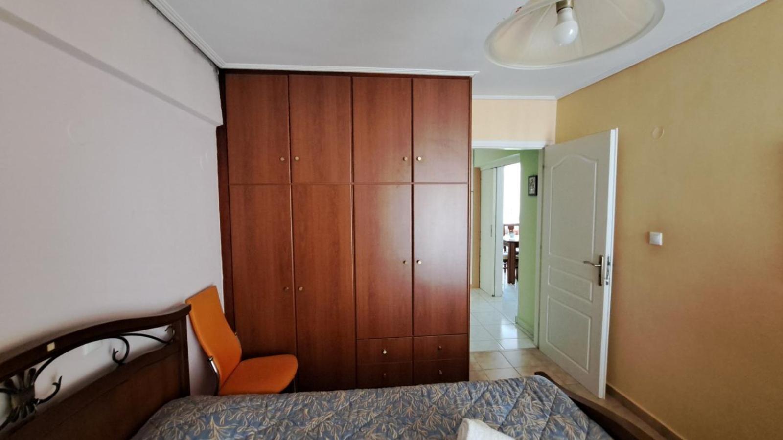 Location! Spacious 2 Bdrm With Balcony Appartement *