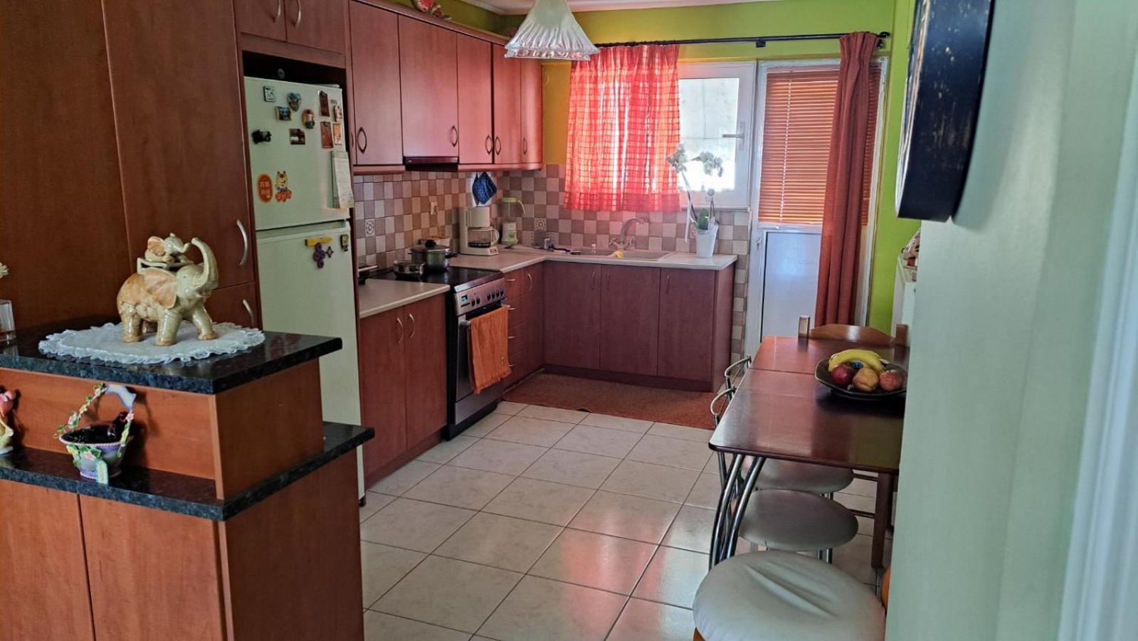 Location! Spacious 2 Bdrm With Balcony
