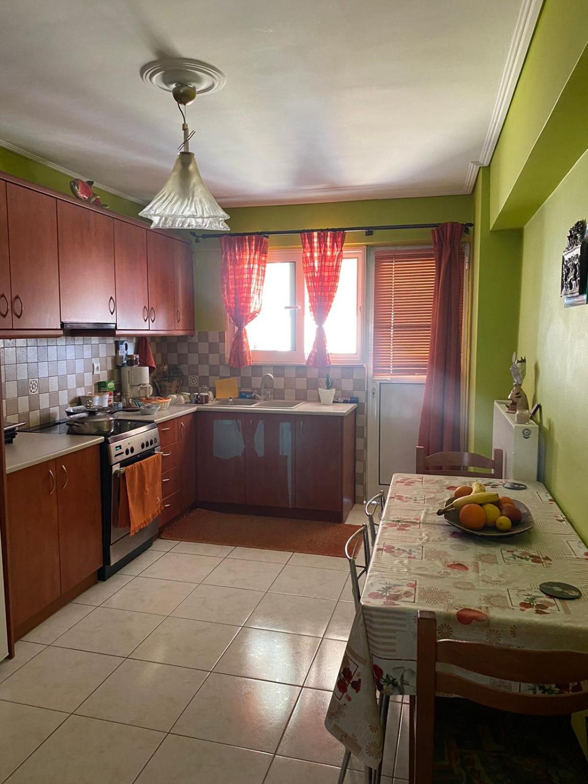 Location! Spacious 2 Bdrm With Balcony *