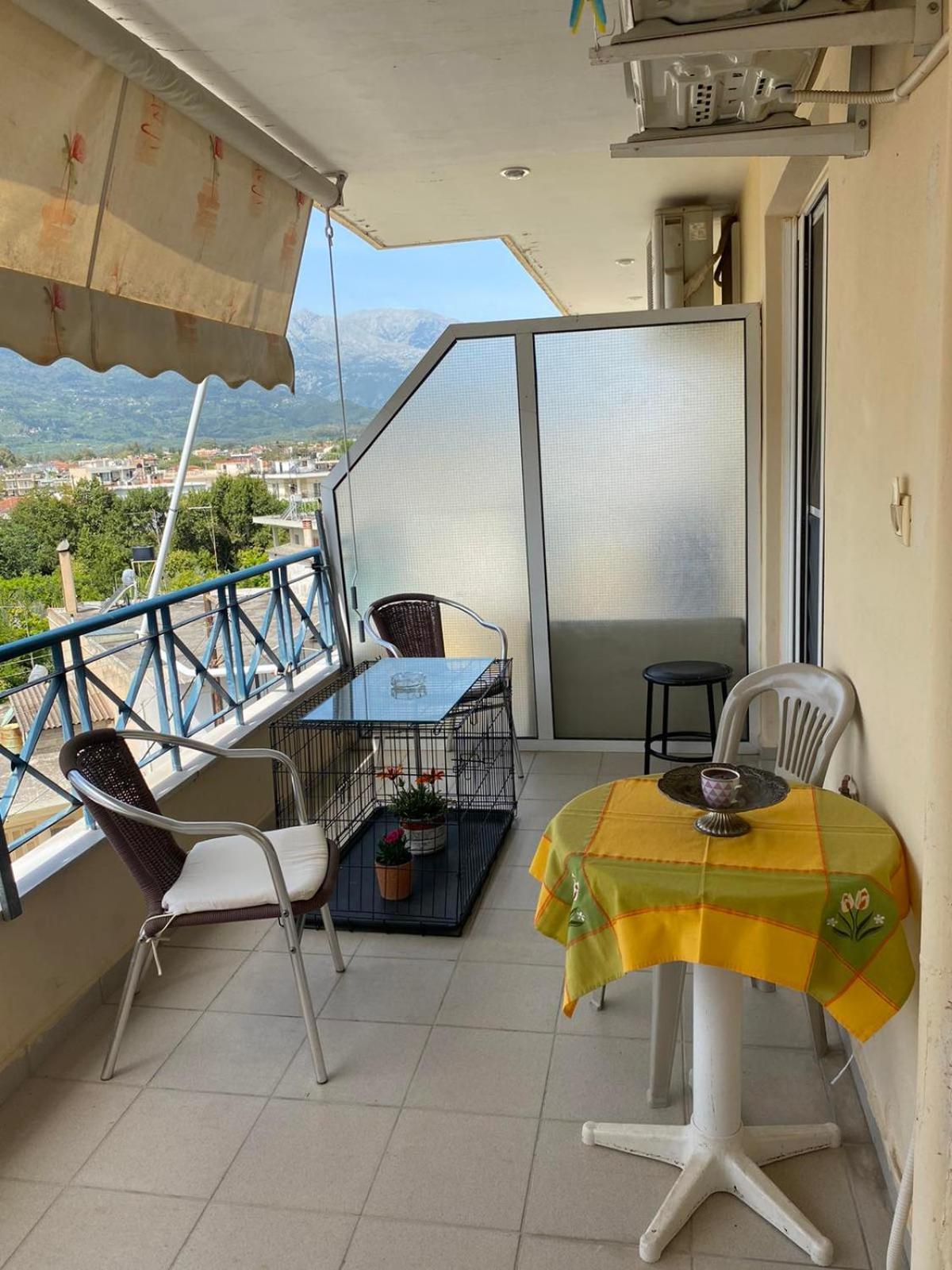 Location! Spacious 2 Bdrm With Balcony *